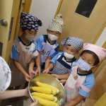 給食室へ・・おもいよ～！