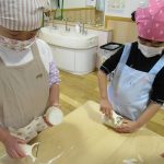 ぞう組は、まず大根の皮をピーラーでむくよ!