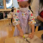 ねこの手にして、包丁で切るよ!