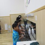 みんなを代表して、ぞう組の男の子に手洗いをしてもらったよ!