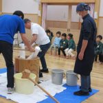 蒸したもち米をツブツブがなくなるまでコネコネするよ