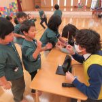 ブラックライトに手を当ててばい菌チェック😲