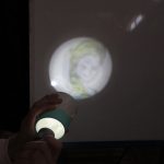 ライトを当てるとエルサが出てきたよ❄🔦