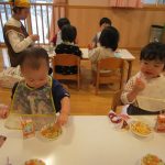 りす組さん、うさぎ組さんも好きなお菓子とジュースを選んで食べたよ😊