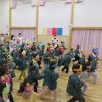 おにのパンツ、元気いっぱい踊っていると…